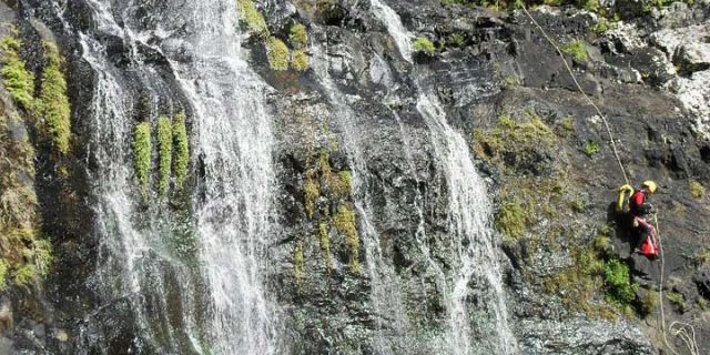 Canyoning cascade tamarind falls nature hiking trip mauritius (9)